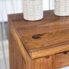 Made of rosewood, the colour and patterns are natural.