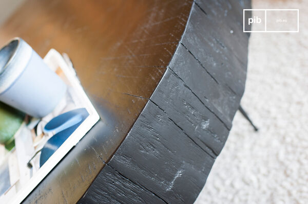 The wood combined with the finesse of the metal form an organic whole.