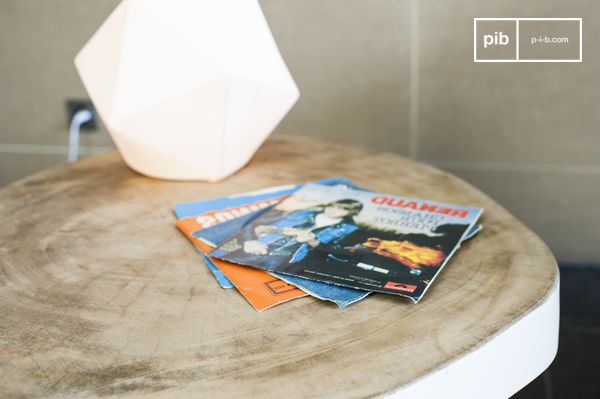 De tafel toont een prachtig contrast tussen licht hout en wit.