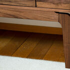 Schöne gerade Linien, die mit Kurven nuanciert sind.