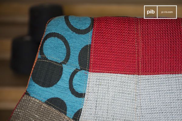 De hoes is afneembaar en combineert verschillende patronen.