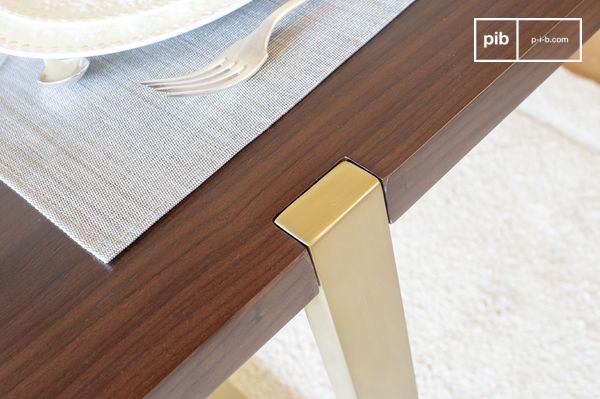 Der Fuß passt genau in die Tischplatte.