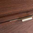 Het evenwichtige ontwerp heeft een discreet frame en handgrepen in mat goudmessing