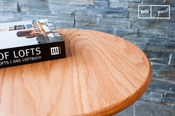 The side table Ninféa is a perfect example of the minimalistic elegance of Scandinavian design