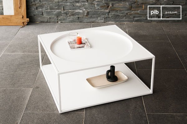 Tafel geheel van metaal.