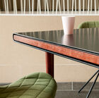 De elegantie van een prachtige tafel met een retro Scandinavische stijl 