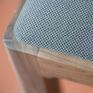 De stoel heeft een comfortabele en vuilafstotende zitting
