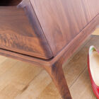 Die Veredelung des Holzes ist ein äußerst sorgfältiger Prozess.