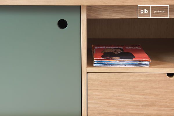 Contrast of colour between the natural wood and the pretty green tonality.