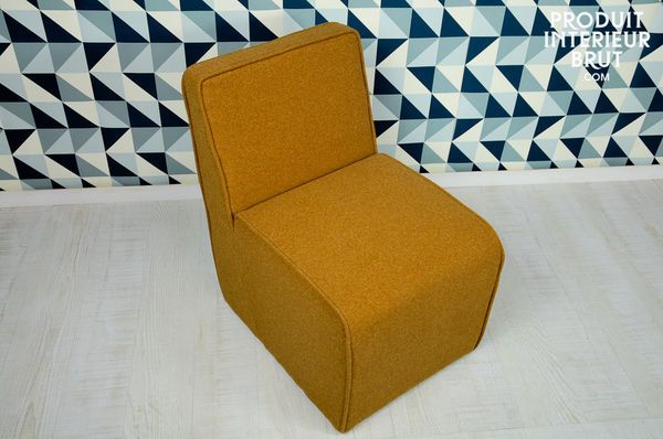 Der ockerfarbene Filz dieses Sessels trägt zum Look der 50er Jahre bei