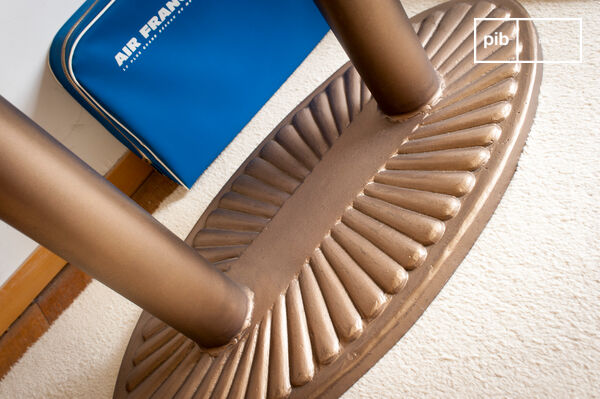 The pretty moulded patterns give the table a beautiful art deco look.