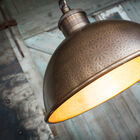 Mooie ontwerpen met een oosterse geest gesneden in metaal.