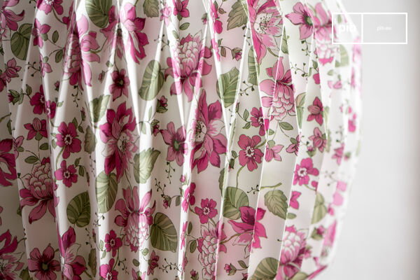 Detail of the pleated cardboard paper with floral motifs.