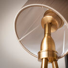 Die Füße sind aus einem prächtigen Goldgold.