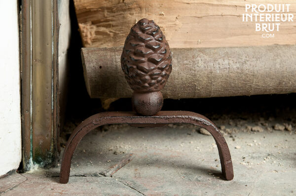 Cette paire de chenets entièrement conçue en fonte est un accessoire indispensable pour vos