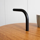 De zwarte structuur kruist de tafel om een handvat te vormen.