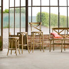 The seating family is resolutely vintage and trendy.