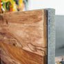 Legno e tessuto grigio vanno bene insieme.