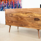 Lo schienale in palissandro mostra le tracce del legno.