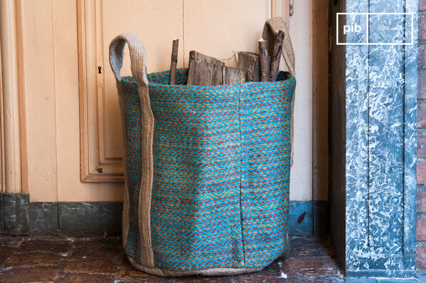 Le panier à bois Raviya est un charmant accessoires deco campagne chic esthétique qui en plus