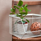 Rangement charmant en grillage blanc.