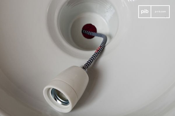 Pantalla metálica con una decoración retro