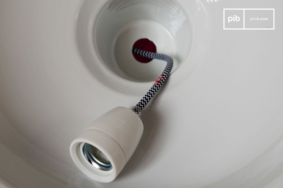 Pantalla metálica con una decoración retro 