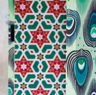 Couleurs vives et motifs graphiques sur panneaux double-face.