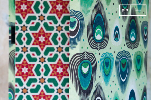 Couleurs vives et motifs graphiques sur panneaux double-face.