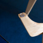 De essenhouten basis combineerd prachtig met de glazen tafel.#