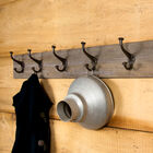 Rangez vos manteaux dur ses six double-crochets.