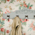 Porte-manteau céramique, bois et laiton.