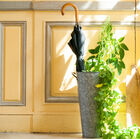 Zet uw paraplu's erin bij de ingang of gebruik het voor uw badkamerlinnen.