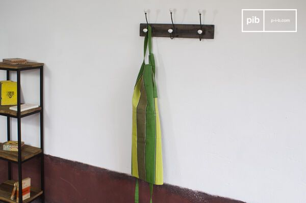 Cuelgue hasta 6 abrigos con todo el encanto vintage