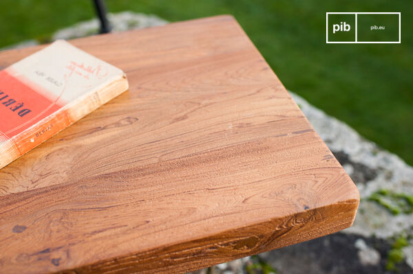 The seat is made of solid recycled and varnished teak.