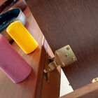 Le mécanisme simple et efficace permet de déployer le plateau en un tour de main.