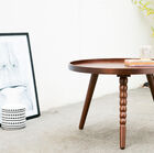 Jolie table d'appoint avec un piétement original.