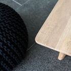 Un beau piétement ouvert et un plateau légèrement biseauté.