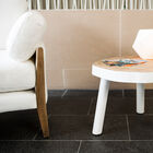 Petite table d'appoint blanche et bois clair.