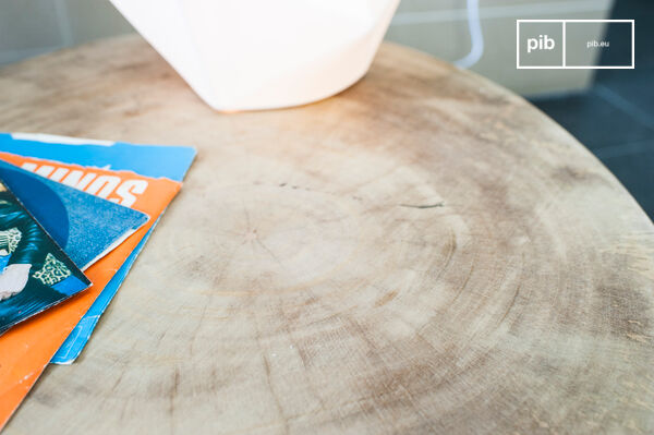 Le plateau en bois affiche un charme naturel.
