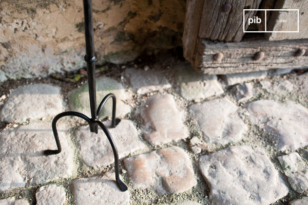 La table Cadix est un petit meuble à la ligne envoûtante et aux couleurs empreintes du romantisme