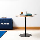 Une table d'appoint de conception minimaliste et contemporaine.