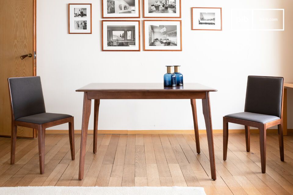 Avec ses lignes nettes et son piètement effilé, cette table célèbre la clarté formelle du design du milieu du XXe siècle.