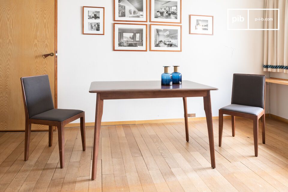 Cette table compacte et  légère à l'oeil peut accueillir confortablement jusqu'à 4 convives.