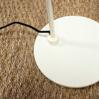 Ai lati di un divano in salotto o vicino a una poltrona in un angolo lettura