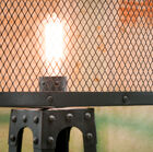 Paralume in rete che accoglie l'attacco per la lampadina.