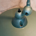 La lampada è saldamente posizionata sulla base in metallo pesante di 33 cm di diametro.