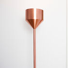 La lampada da terra ha una forma molto raffinata e minimalista.