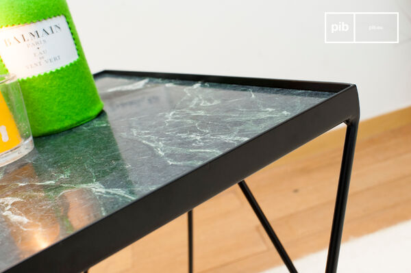 Bellissimo contrasto tra il piano verniciato verde e la struttura nera opaca.