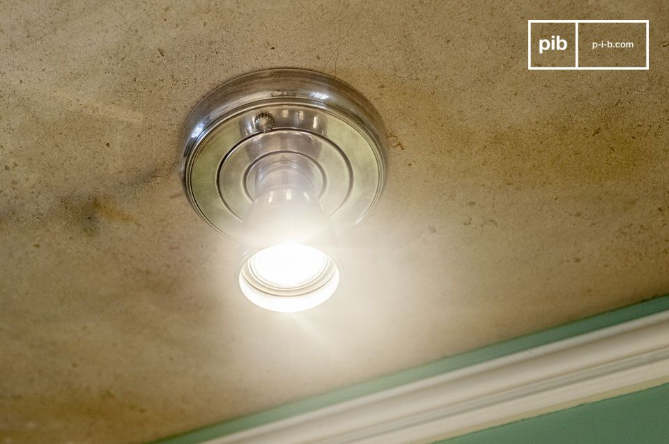Dans la plus pure tradition du luminaire industriel